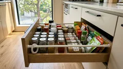 引き出しの調味料が倒れる問題を100均で解決する仕切り術