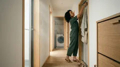 セリアのかもいフックが優秀すぎた 壁に穴を開けない収納が110円で増える