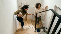 階段が物置きになるのを防ぐコツ:フック×モップで散らからない動線を作る