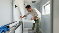 浴室のカビ掃除は最初の一手が9割:水気オフでラクに落とす手順