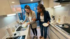 タッパーのカレー臭を一発で落とす方法:洗う前のひと拭きと振る洗いが最強